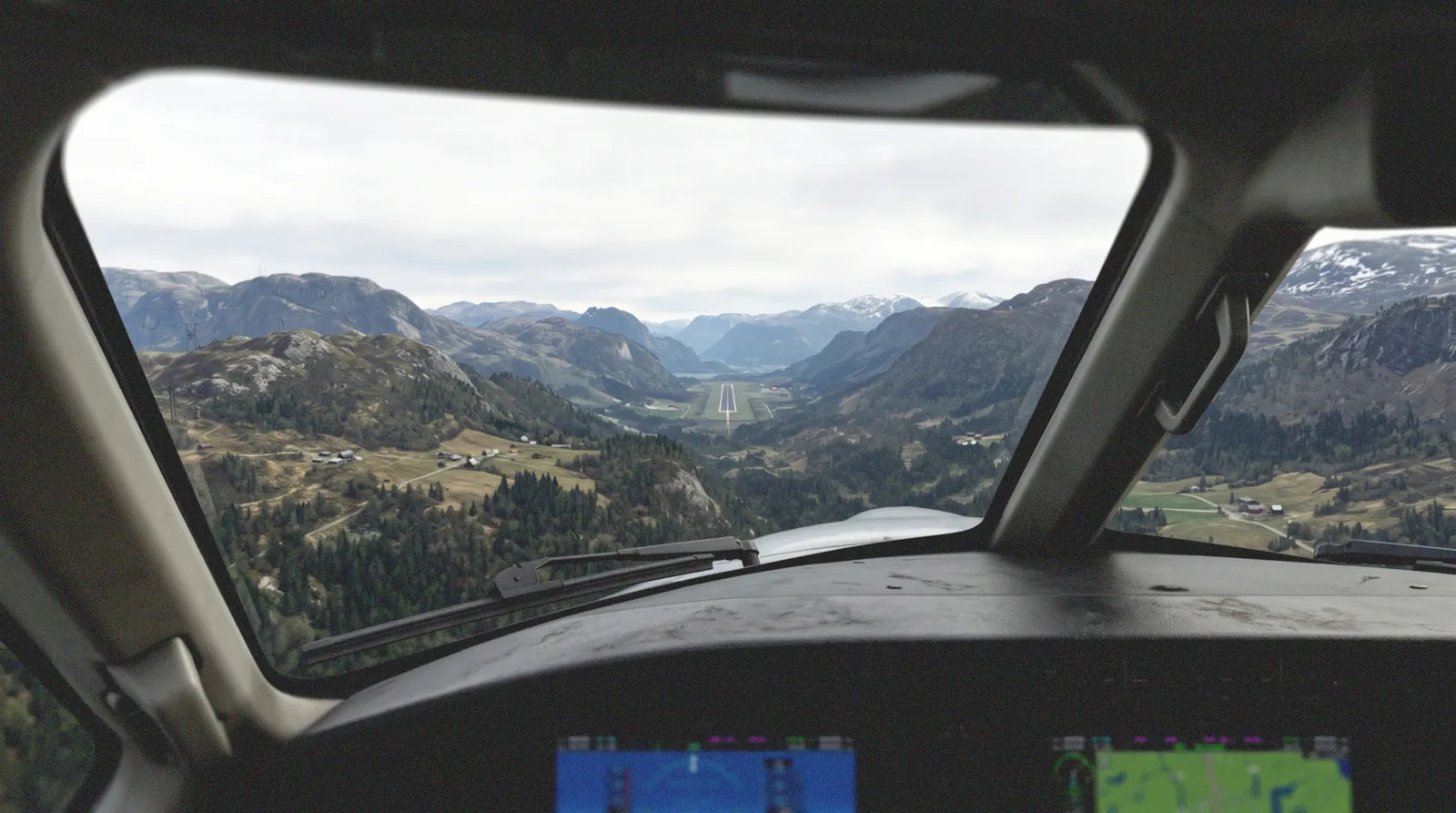 Approach to a valley runway in the simulator